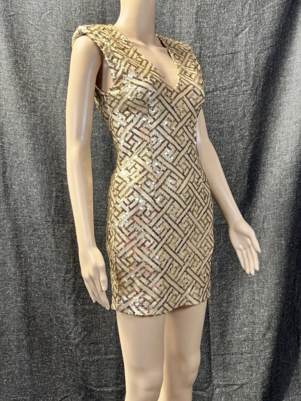 This FOREVER 21 Women's Gold Sequin V-Neck Sleeveless Mini Dress in size S